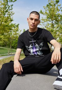 MJ Gonzales - MANNER THE TRUTH HEAVY OVERSIZED TEE - Trükipildiga T-särk - black Väikepilt 1