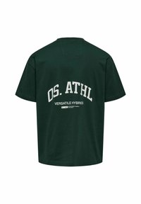 Tamsiai žalia medvilninė marškinėliai su trumpomis rankovėmis, su baltu atspausdintu tekstu „OS. ATHL“ ir „VERSATILE HYBRIDS“ ant nugaros.