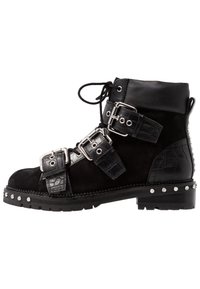 Stivale alla caviglia nero in suede e pelle, con tre fibbie metalliche, un pannello in pelle di coccodrillo testurizzato e un bordo borchiato sulla suola.