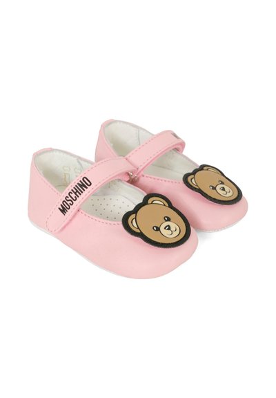 Chaussures pour enfants en simili cuir rose avec une forme arrondie, présentant un appliqué de visage d'ours sur le bout et une sangle Velcro.