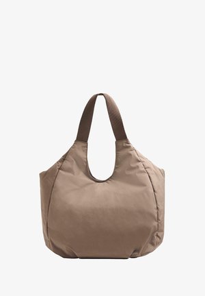 Világosbarna, lustán formázott válltáska nagy, kör alakú nyílással, sötétbarna, texturált anyagból készült fogantyúkkal, amelyek kontrasztot alkotnak.