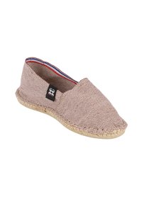Chaussure en toile tissée rouge et beige, modèle à enfiler avec bout rond, semelle en jute et doublure rayée bleue contrastante. Comprend une petite étiquette logo noire.