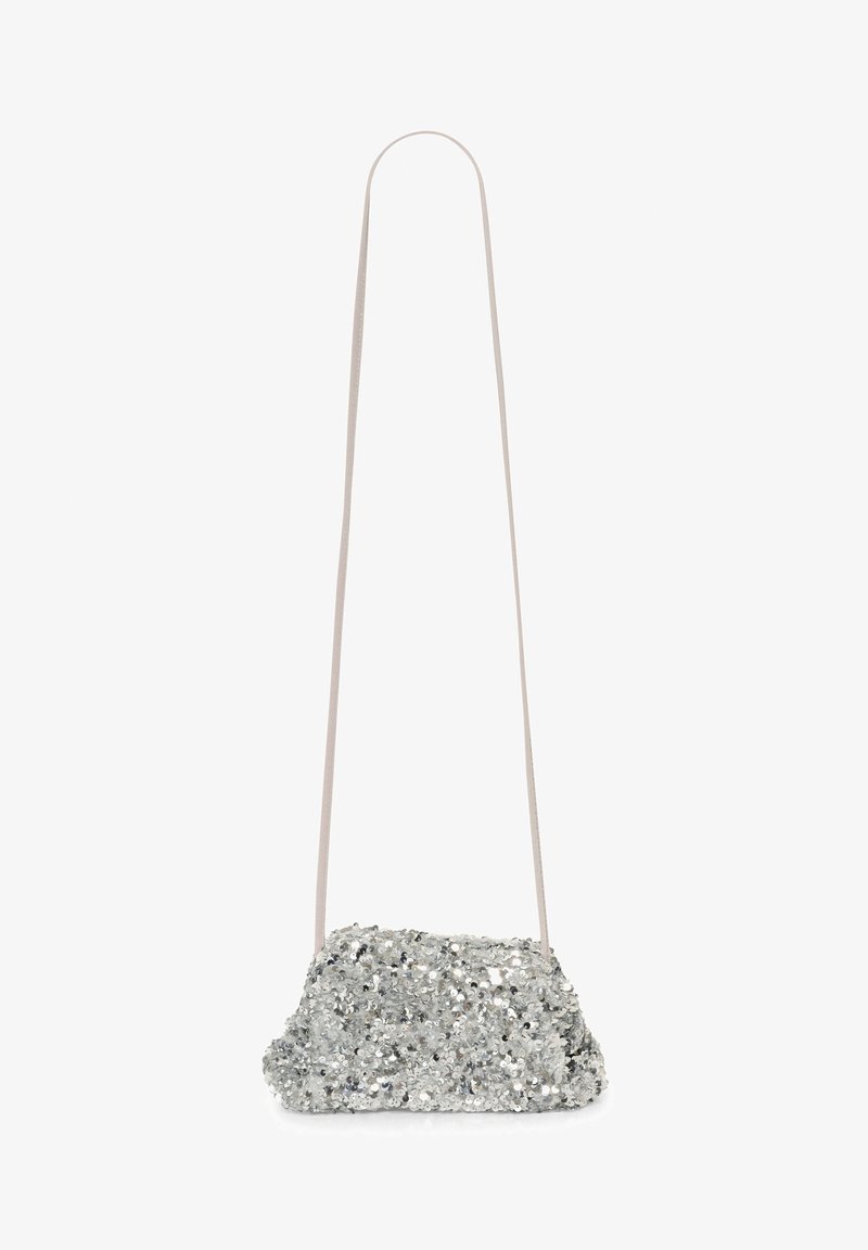 Sac à main en sequins argentés avec une forme douce et arrondie, doté d'une fine bandoulière de couleur claire et d'une surface texturée.