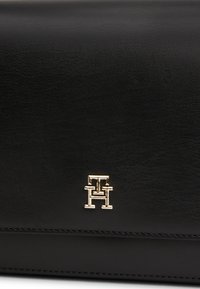 Tommy Hilfiger FRESH SHOULDER CROSSOVER - Käekott - black