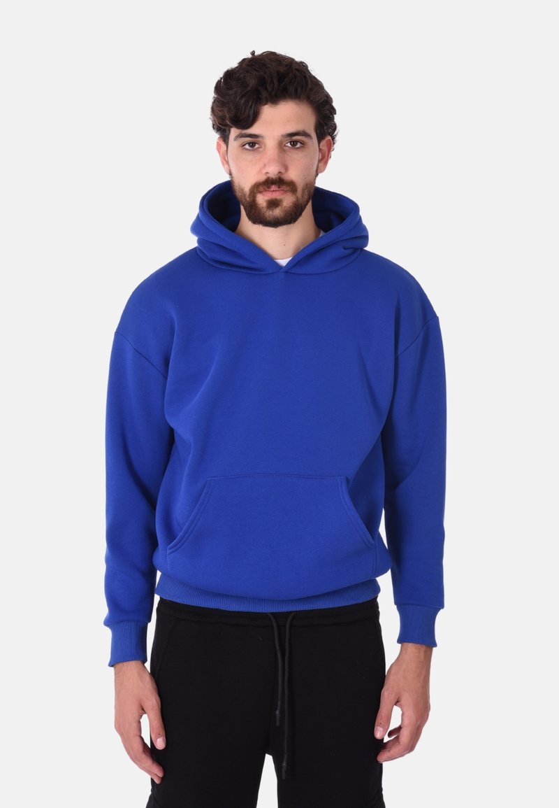 Felpa blu in cotone con tasca frontale, cappuccio con cordino e maniche a costine. Il tessuto appare morbido, con una vestibilità comoda.