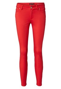 Jean skinny rouge en tissu de coton extensible, avec un design classique à cinq poches, et fermeture à bouton métallique et à glissière.