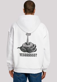 Hvit hettegenser med grafisk design av en vridd slange og teksten "YESSSSSSS?" trykt i svart på ryggen. Ledig passform, myk stoff.
