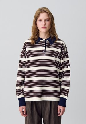 Pull polo rayé tricoté en crème et marron foncé, avec un col bleu marine, trois boutons et des poignets côtelés bleu marine.