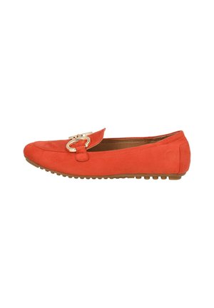 Mocassin en daim rouge avec une boucle décorative en or, semelle plate, bout rond et des détails en caoutchouc antidérapants sur la semelle extérieure.