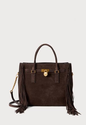 Borsa a mano in suede marrone scuro con doppi manici, hardware dorato, tracolla regolabile in catena e dettagli frangianti decorativi sui lati.