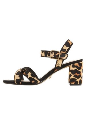 Sandały na obcasie z leopardoowym wzorem, z czarnym paskiem, otwartym przodem, teksturowaną cholewką i masywnym obcasem w leopardoowym wzorze.