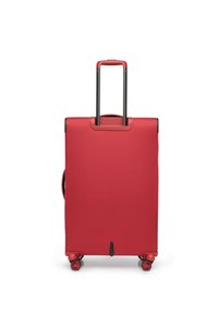 Maleta rígida roja con un asa retráctil, cuatro ruedas giratorias y una textura suave. Sin cierres visibles ni patrones en la parte trasera.