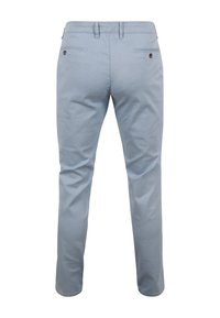 Hellblaue Baumwollhose mit geradem Schnitt, ausgestattet mit Gürtelschlaufen und zwei Gesäßtaschen mit Knopfverschluss. Glatte Textur und klare Linien.