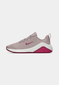 Nike Air Zoom cipők világos mauve színben, texturált hálós felsőrésszel, rózsaszín kiegészítőkkel, fehér középtalppal és kiemelkedő tapadást biztosító gumitalppal.