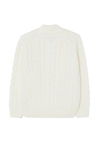 Suéter de punto trenzado, color blanco roto, con cuello alto y puños acanalados. Presenta patrones texturizados y una tela gruesa y acogedora.