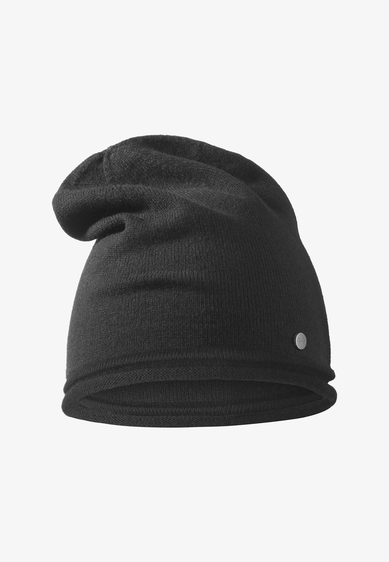 Zwarte gebreide beanie met een slouchy ontwerp, voorzien van een zachte textuur en een klein metalen logo-accent aan de zijkant.
