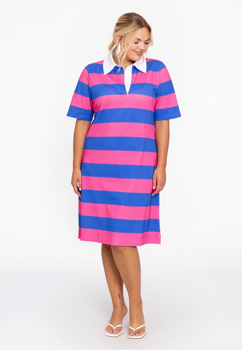 Gestreepte poloshirt jurk met blauwe en roze horizontale strepen, korte mouwen en een witte kraag. Middellange uitvoering met zijsplitten.