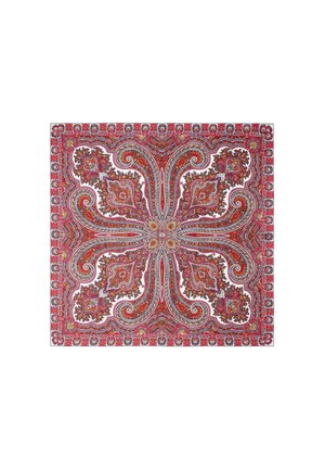 Roter Paisleymuster-Schal mit komplizierten floralen Designs in Weiß, Gelb und grünen Akzenten, der eine weiche Textur und rechteckige Form aufweist.