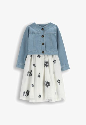 Dżinsowa kurtka z guzikami z przodu, dopasowana do białej sukienki z czarnym haftem kwiatowym. Komplet ma długie rękawy i rozkloszowaną spódnicę.