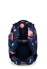 Rucksack mit navyblauem Hintergrund, der mehrfarbige Punkte in Pink, Koralle und Blau zeigt. Verfügt über gepolsterte Träger und ein Netzrückenteil.