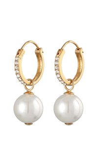 Boucles d'oreilles en or avec un pendentif en perle, présentant une courbe ornée de diamants le long de l'anneau et une finition lisse et brillante sur la perle.