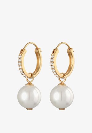 Goldene Creolen mit einem Perlenanhänger, die eine diamantbesetzte Kurve entlang der Creole und eine glatte, glänzende Oberfläche auf der Perle aufweisen.