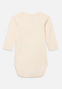 Κορμάκι μακρυμάνικο από απαλό βαμβάκι σε χρώμα κρεμ. Διαθέτει στρογγυλή λαιμόκοψη και κουμπώματα με κλικ στο κάτω μέρος. Ομαλή υφή, απλό σχέδιο.