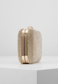 Clutch oro metallico con motivo di perline testurizzate, dettagli in oro e chiusura arrotondata. Forma rettangolare con finitura elegante.