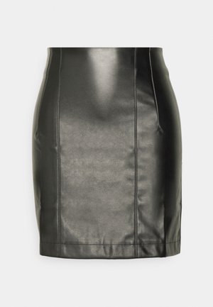 Svart faux skinn miniskjørt med en tettsittende silhuett, som har subtile sømdetaljer langs sømmene og en glatt, glansfull finish.