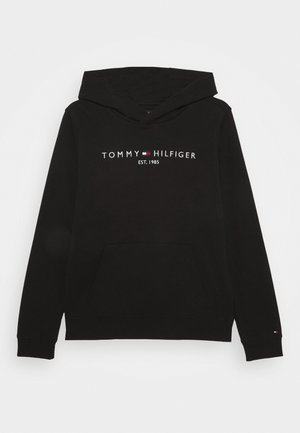 Sort hættetrøje med forlomme, teksten "Tommy Hilfiger EST. 1985" og logo i hvid og rød på brystet, lange ærmer og hætte.