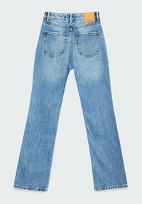 Jeans in denim blu con design a gamba dritta, cinque tasche e una toppa in pelle marrone sulla vita. Texture leggermente scolorita.