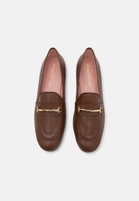 Pronto nahkaste loafers'itega, millel on sile tekstuur ja esiküljel kuldne riba aksessuaar. Sees roosa vooder. Klassikaline ja stiilne disain.