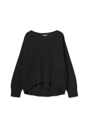 Czarny sweter z długim rękawem, okrągłym dekoltem i zaokrąglonym dołem, z detalami w postaci prążkowanych mankietów i dołu.