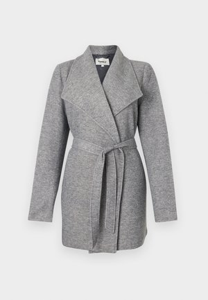 Γκρι παλτό με μακριά μανίκια και ζώνη στη μέση, με φαρδιές πέτες και κατασκευασμένο από απαλό υλικό με υφή.