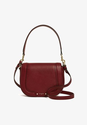 Bolso cruzado de cuero en rojo oscuro, con una superficie texturizada, diseño curvado, correa ajustable y acentos en tono dorado.