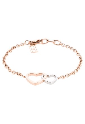 Zartes Armband aus Roségold mit zwei ineinander verschlungenen offenen Herzen, eines aus Roségold und eines aus Silber, und einem kleinen rechteckigen Anhänger nahe dem Verschluss.