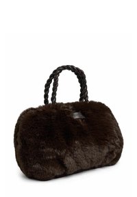 Hnedá kabelka z umelej srsti so zapletenými hnedými držadlami, mäkkou textúrou, zaobleným tvarom a strieborným logom na jednej strane.