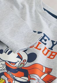 Szürke pamut pulóver, piros és kék hímzett Mickey Mouse grafikával, "Mickey Club" felirattal és sportos dizájn részletekkel.