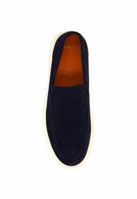 Marine suede instap schoen met een witte rubberen zool, met subtiele stiksels en een zachte leren binnenzool. Geen veters voor gemakkelijk aan- en uittrekken.