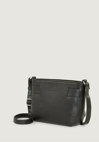 Borsa a tracolla in pelle nera con una texture liscia, forma rettangolare e dettagli in metallo argentato. Presenta un design semplice con due tasche laterali piatte.