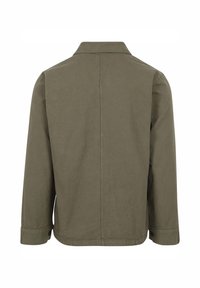 Giacca verde oliva, tessuto in cotone, design con colletto, schiena dritta, maniche lunghe con polsini abbottonati, struttura e texture minimaliste.