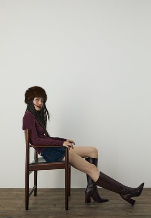 Stradivarius - Kozaki na obcasie