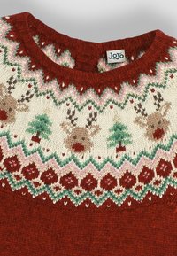 Maglione rosso lavorato a maglia con scollo rotondo, caratterizzato da un motivo festivo di renne, alberi e disegni a zigzag colorati.