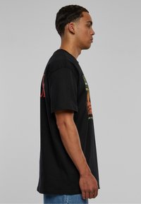 Upscale by Mister Tee SCARFACE LITTLE FRIEND OVERSIZE TEE - Marškinėliai su spaudiniu - black