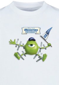 Bílý tričko s zelenou kreslenou postavičkou s jedním okem, přilepenou na látce, která drží modrou vlajku s textem "Monsters University."