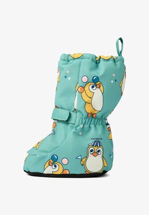 Barneboot i lyseblå med pingvinskrift, kort høyde, elastisk topp, stropplukking og svart gummisåle. Myk stofftekstur.