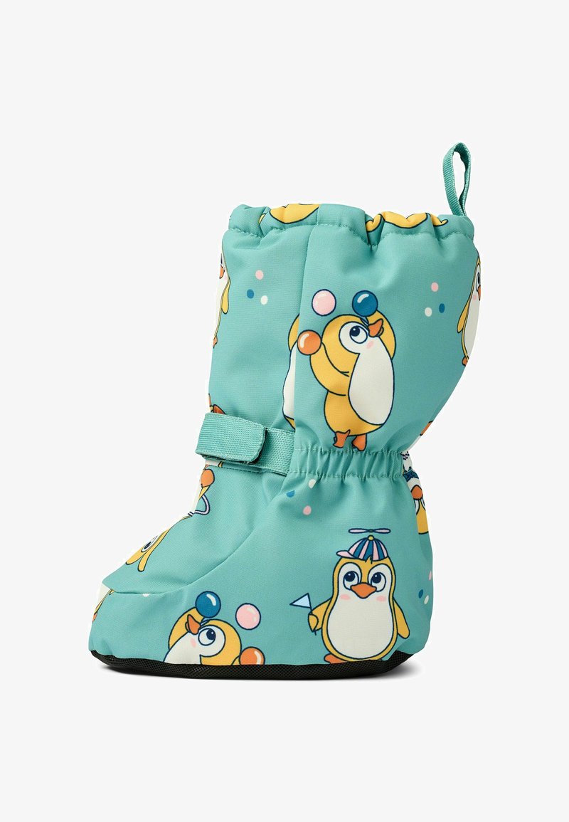 Világoskék gyerekcsaúsz, pingvines nyomattal, rövid magasságú, elasztikus felső résszel, pántos záródással és fekete gumitalppal. Puha textúrájú anyag.
