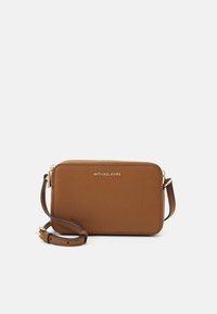 Borsa crossbody in pelle marrone a grana con chiusura a zip, hardware dorato e tracolla rimovibile. Presenta un logo impresso sul fronte.