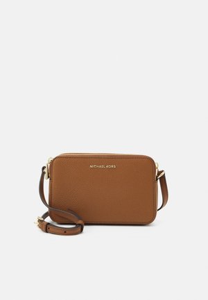 Borsa crossbody in pelle marrone a grana con chiusura a zip, hardware dorato e tracolla rimovibile. Presenta un logo impresso sul fronte.