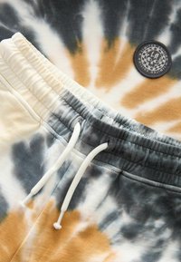 Next SHORT SLEEVE TIE DYE  SET REGULAR FIT - Džemperis su gobtuvu - white pewter silver